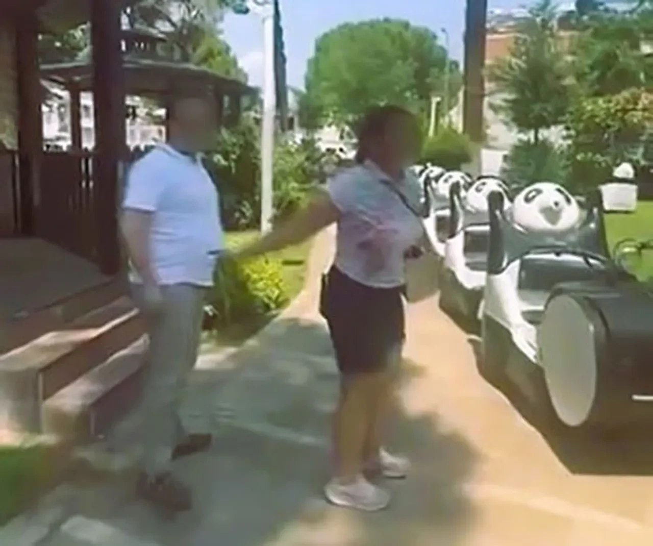 Kocasını dedektif gibi izledi, o anları kameraya kaydetti! Eşiyle beraber bastığı kadını saçından sürükledi