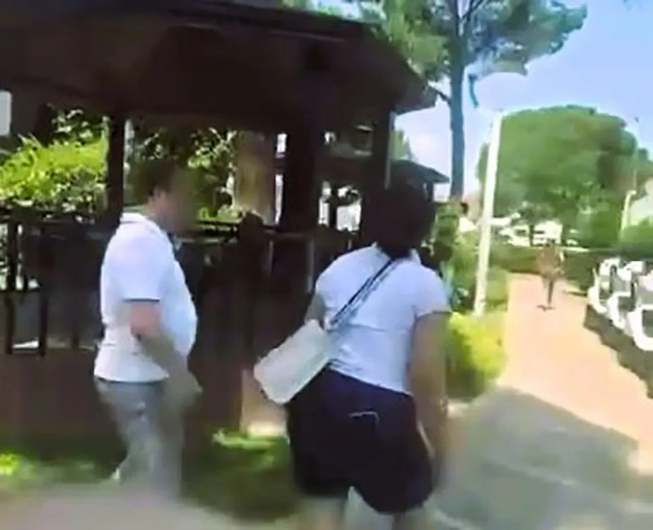 Kocasını dedektif gibi izledi, o anları kameraya kaydetti! Eşiyle beraber bastığı kadını saçından sürükledi