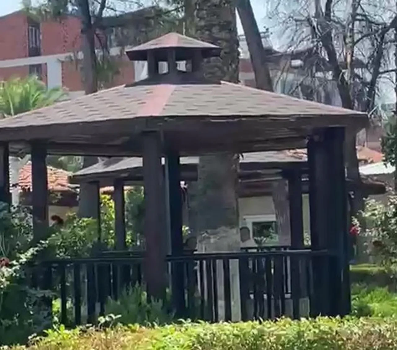 Kocasını dedektif gibi izledi, o anları kameraya kaydetti! Eşiyle beraber bastığı kadını saçından sürükledi