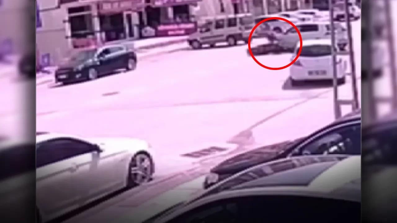 Kontrolsüz çıktı, motosiklet ile çarpıştı! Korku dolu anlar kamerada