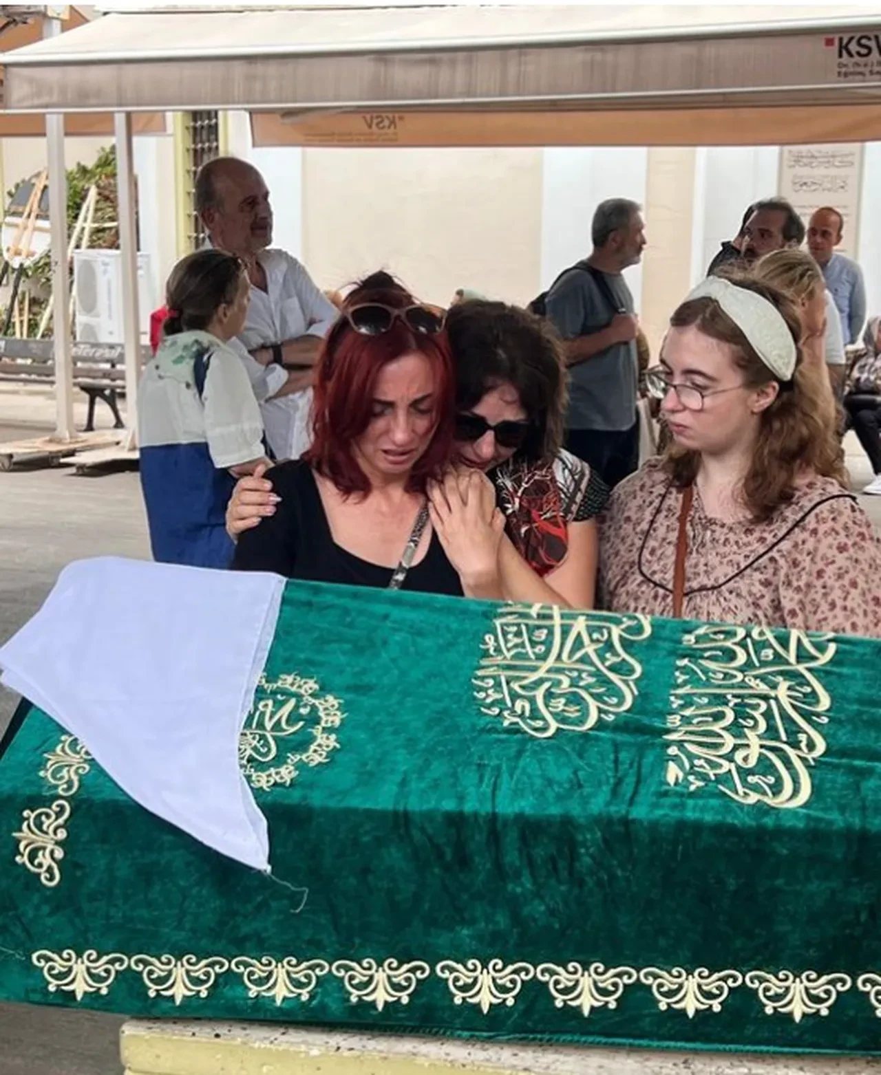 Münir Özkul'un eşi Umman Özkul'a veda! Üvey kızı gerçekleştiremediği tek isteğini açıkladı 