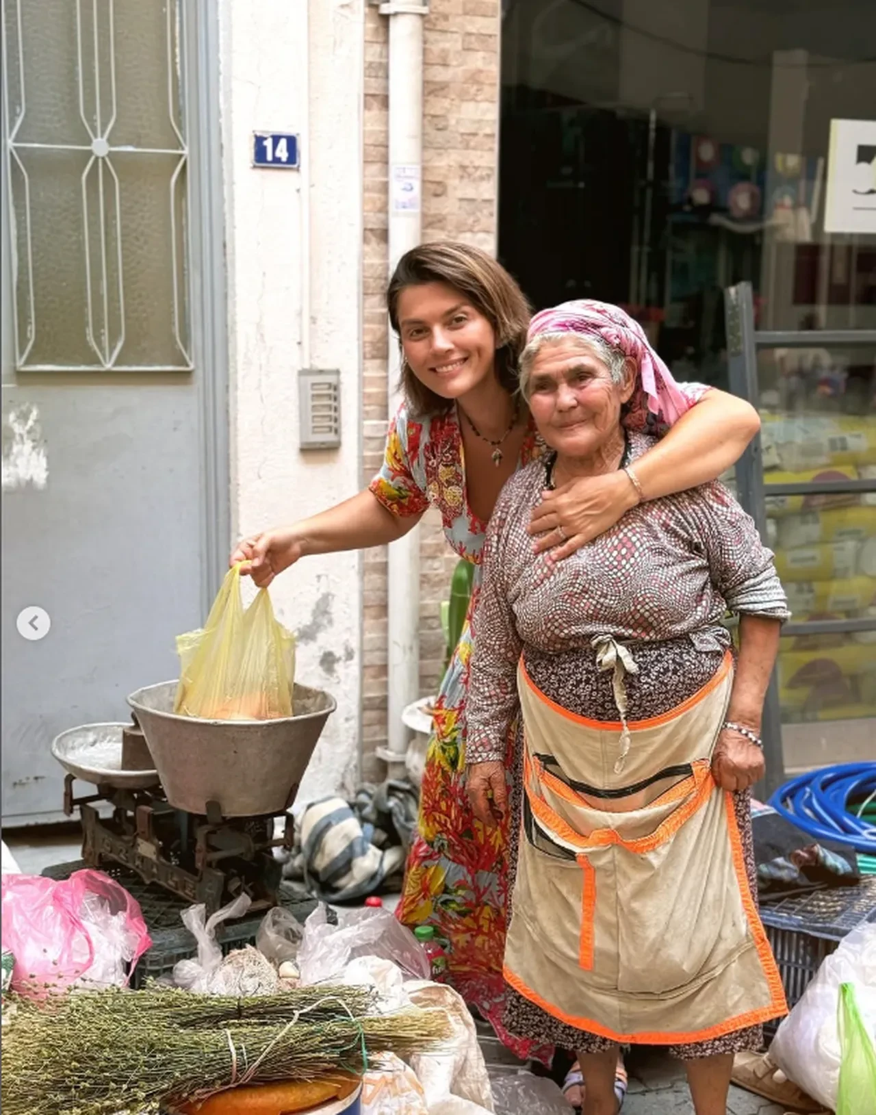 Açelya Akkoyun'a halk pazarında sevgi seli