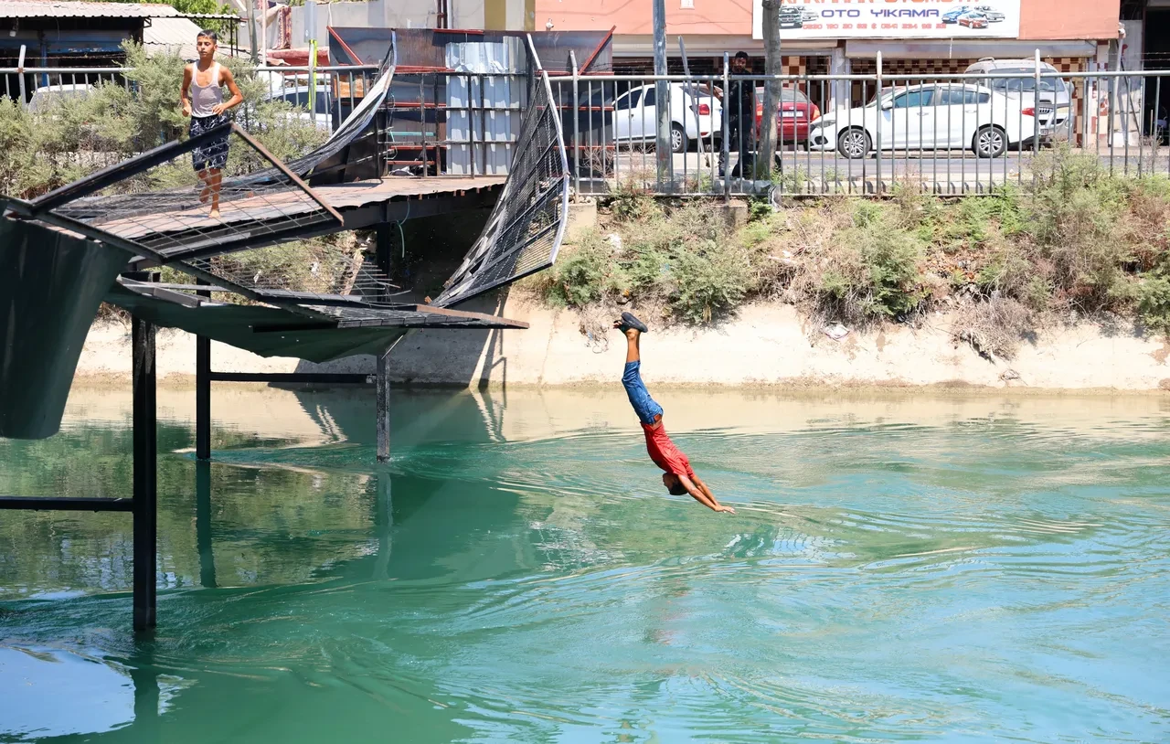 Adana kavruluyor! Son 95 yılın en sıcak günü! Termometreler 51 dereceyi gösterdi