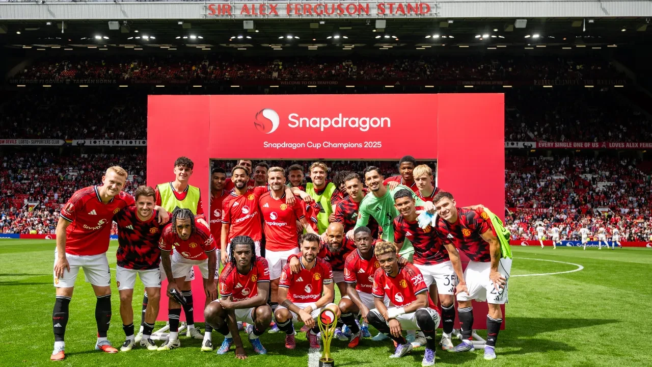 Altay Bayındır penaltıyı kurtardı: Manchester United kupayı kazandı! 