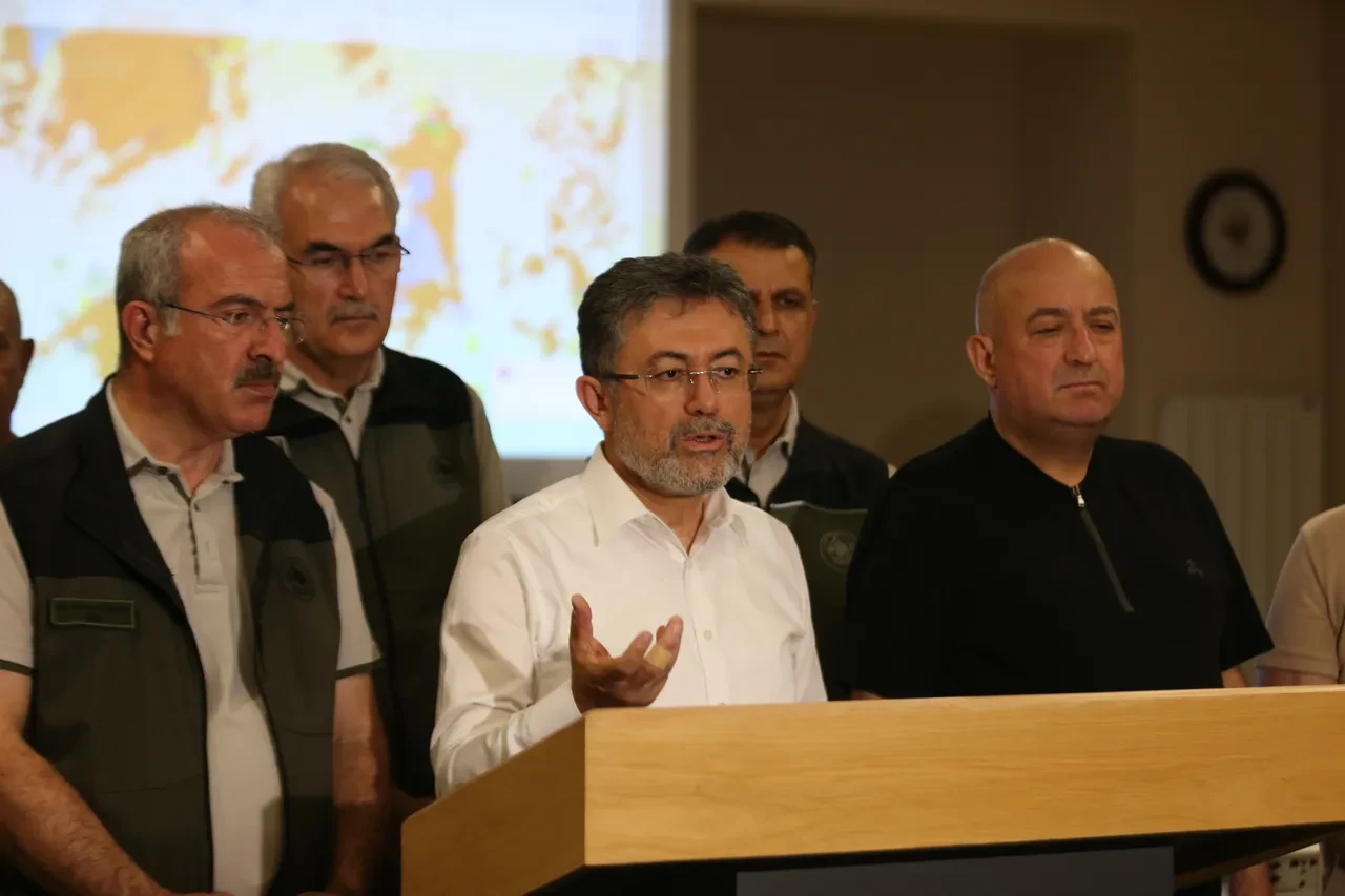 Çanakkale'deki orman yangınında son durum! Kampüs ve köyler tahliye edildi, havalimanı kapatıldı