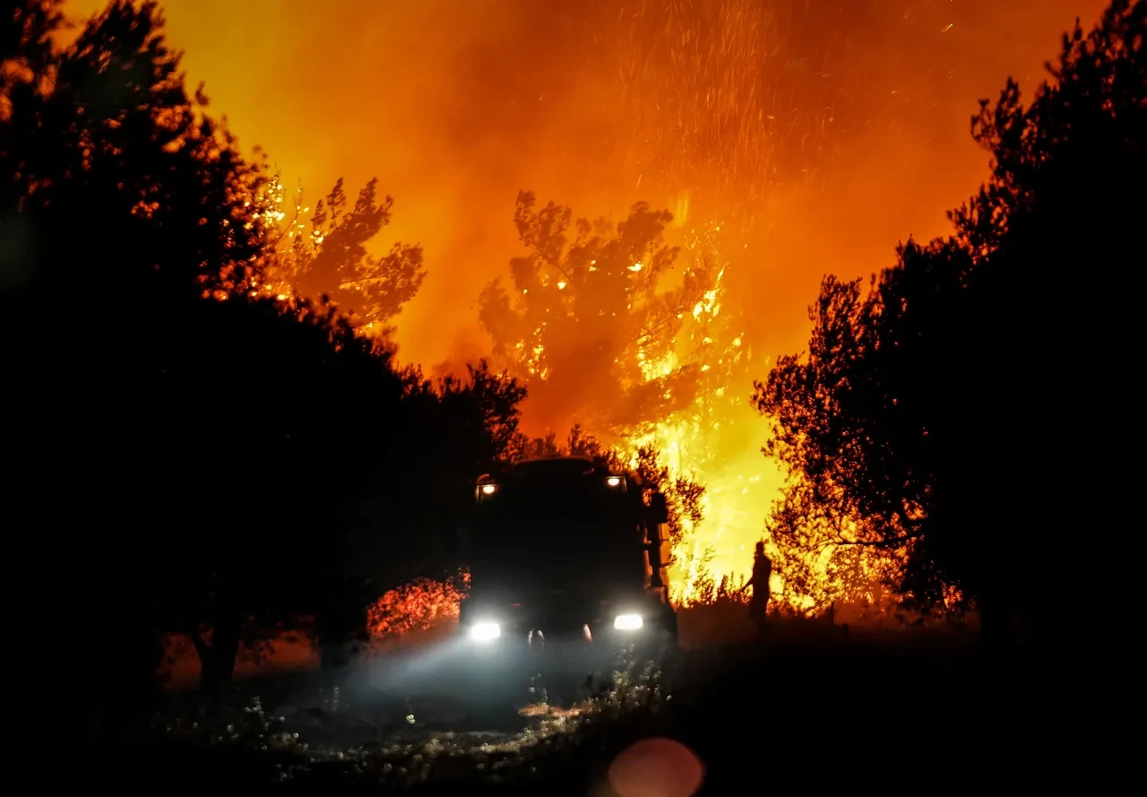 Çanakkale'deki orman yangınında son durum! Kampüs ve köyler tahliye edildi, havalimanı kapatıldı
