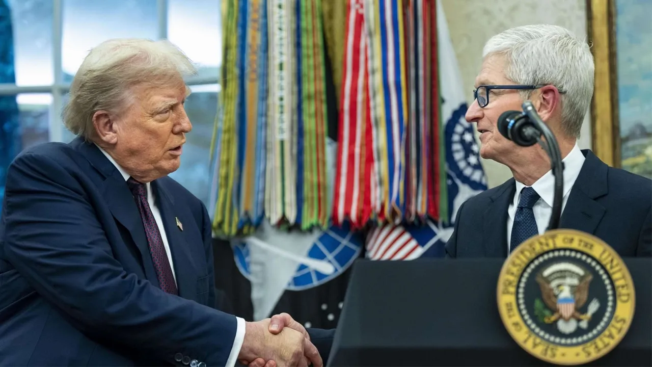 Donald Trump'tan iPhone'ların kaderini etkileyecek karar! iPhone 17 fiyatları merak ediliyor