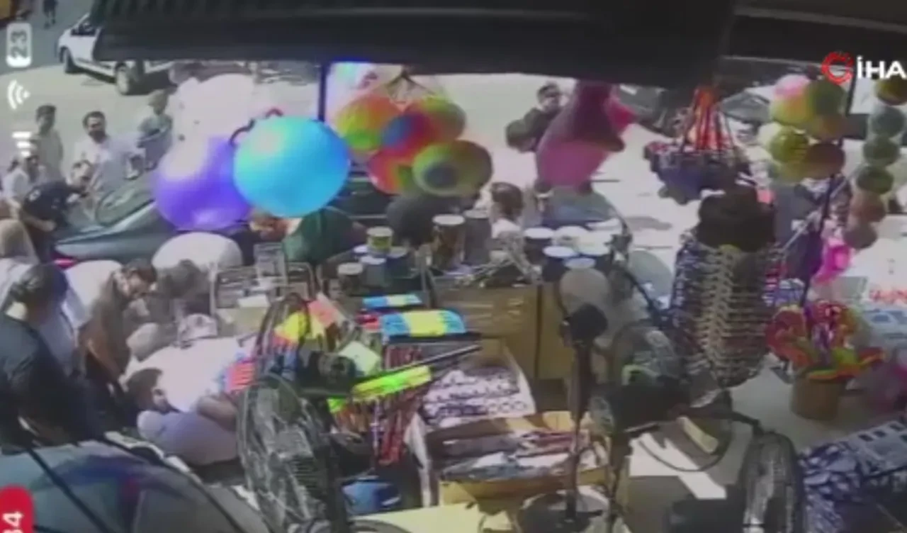 Esenyurt'ta faciadan dönüldü! Vinç kaydı, yaşlı adam ve iki torunu otomobilin altında kaldı