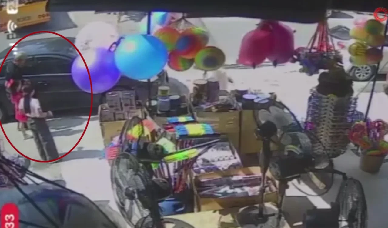 Esenyurt'ta faciadan dönüldü! Vinç kaydı, yaşlı adam ve iki torunu otomobilin altında kaldı