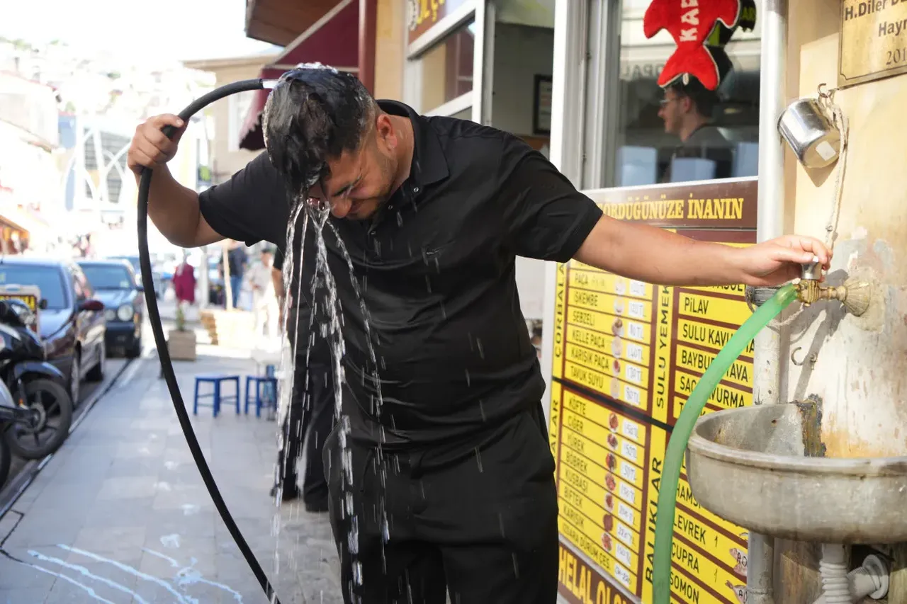 Esnaftan sıcak havalara hortumlu çözüm! Her yerlerini yıkıyorlar 
