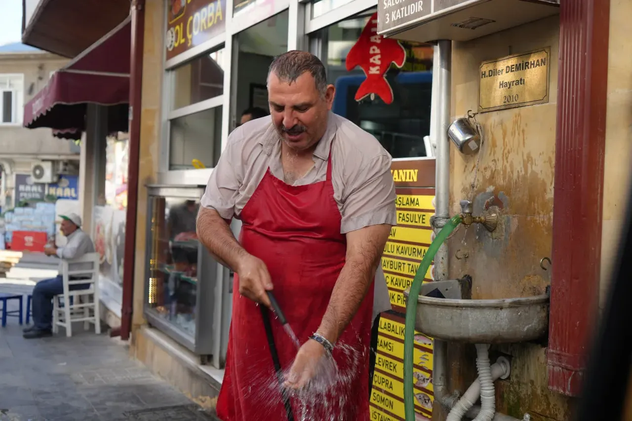 Esnaftan sıcak havalara hortumlu çözüm! Her yerlerini yıkıyorlar 