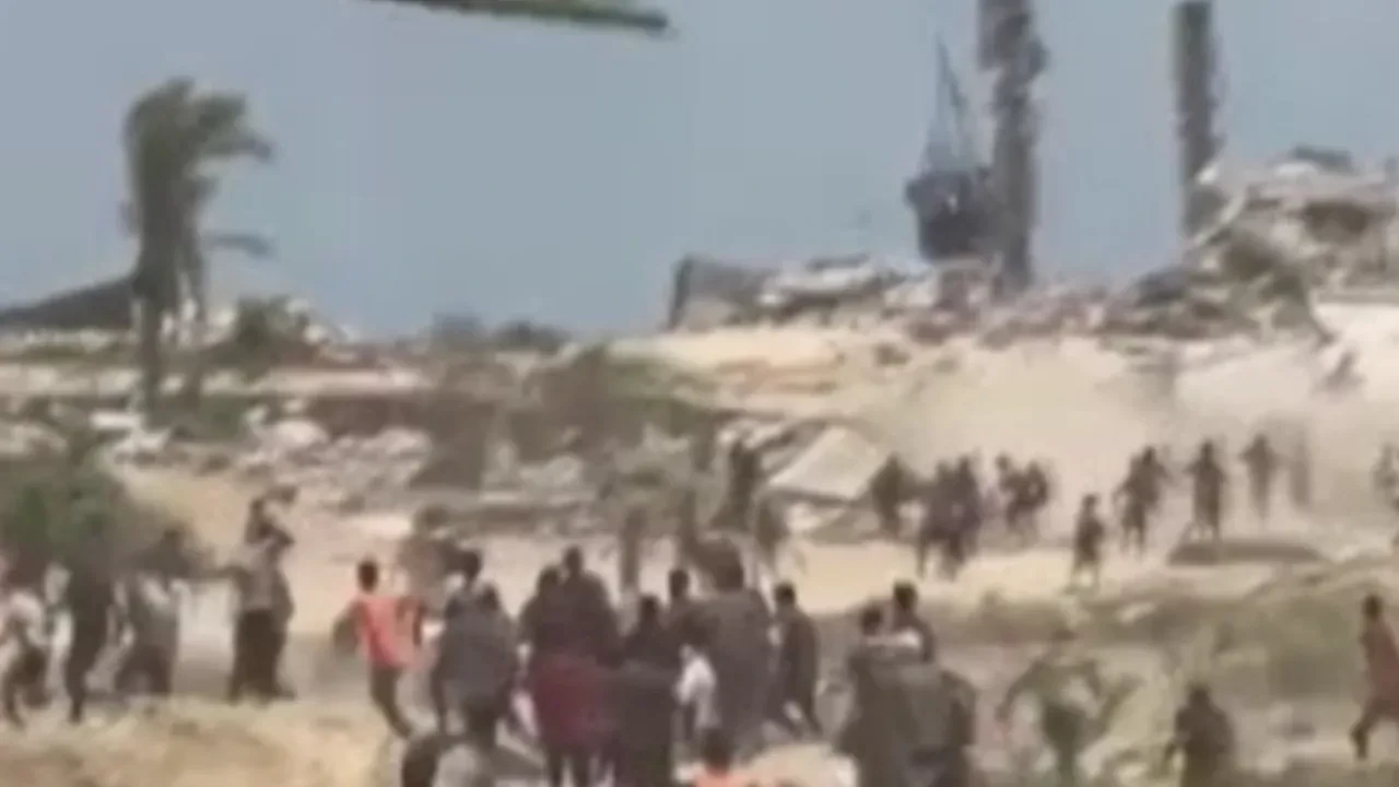 Gazze'de yine bir yardım faciası! Altında kalan çocuk can verdi