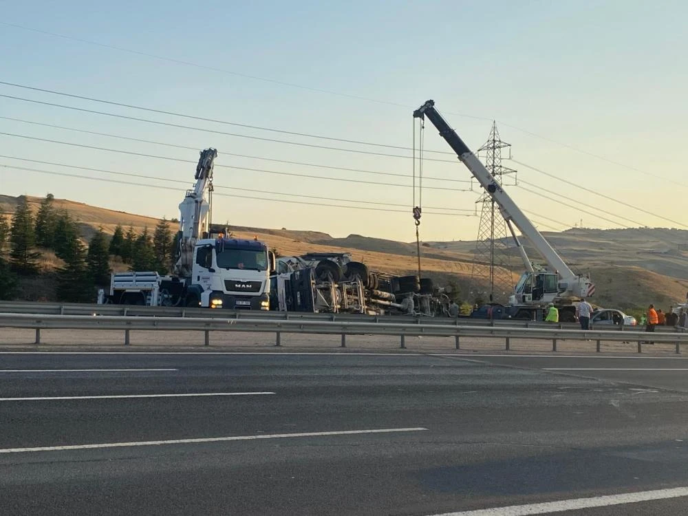 Ankara'da beton mikseri otomobilin üzerine devrildi, 6 kişi yaralandı