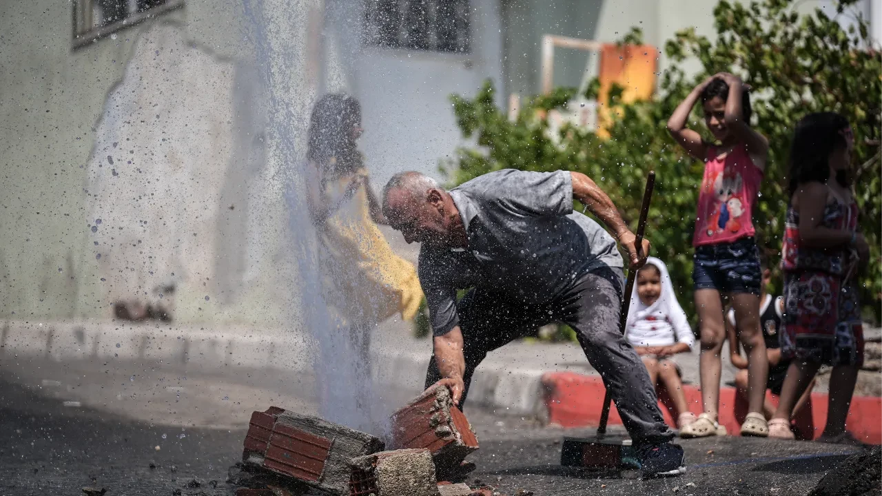 İzmirlinin su çilesi bitmiyor! Patlayan su borusunu tamir edilmedi, mahalleli isyanda
