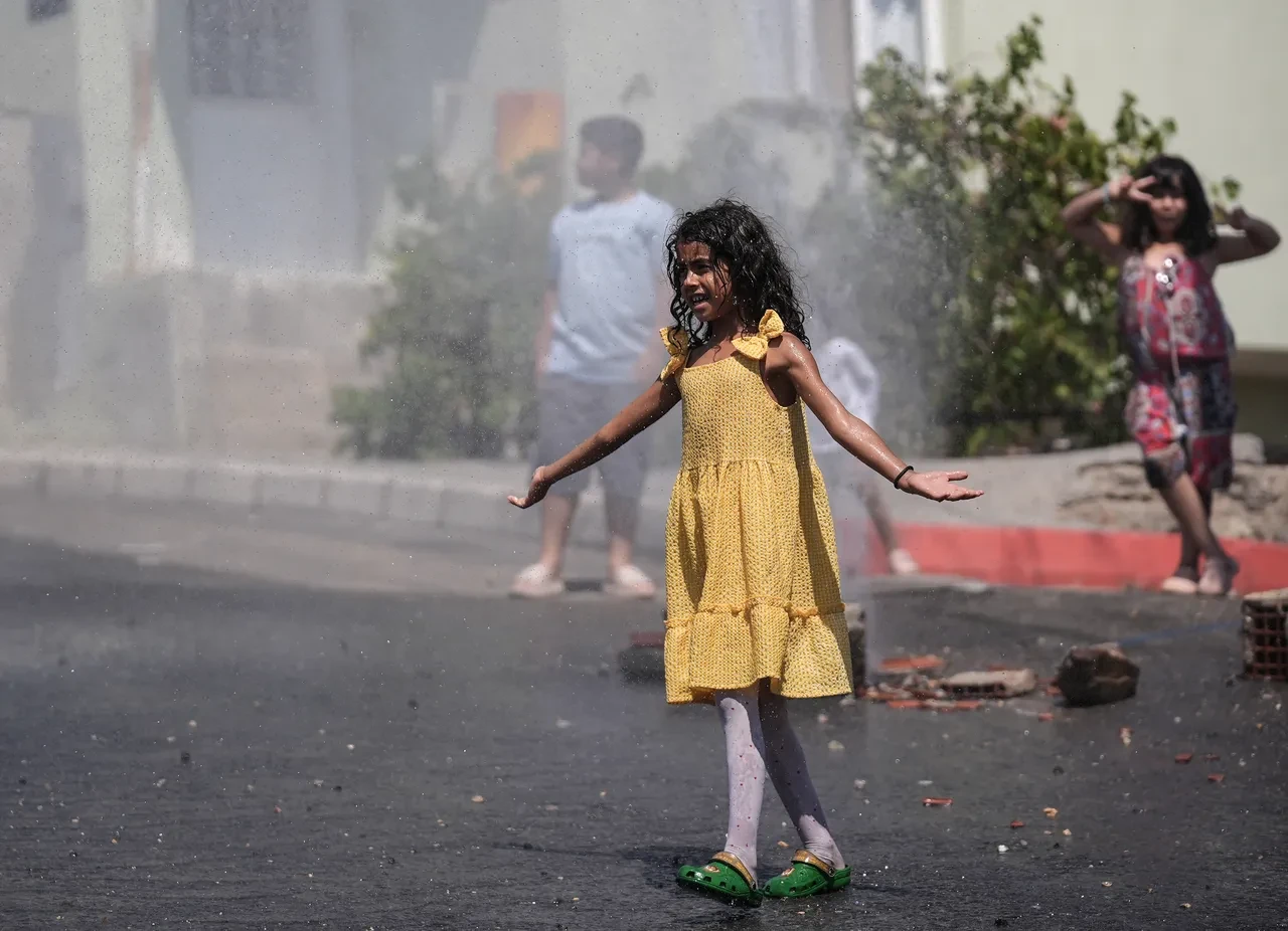 İzmirlinin su çilesi bitmiyor! Patlayan su borusunu tamir edilmedi, mahalleli isyanda
