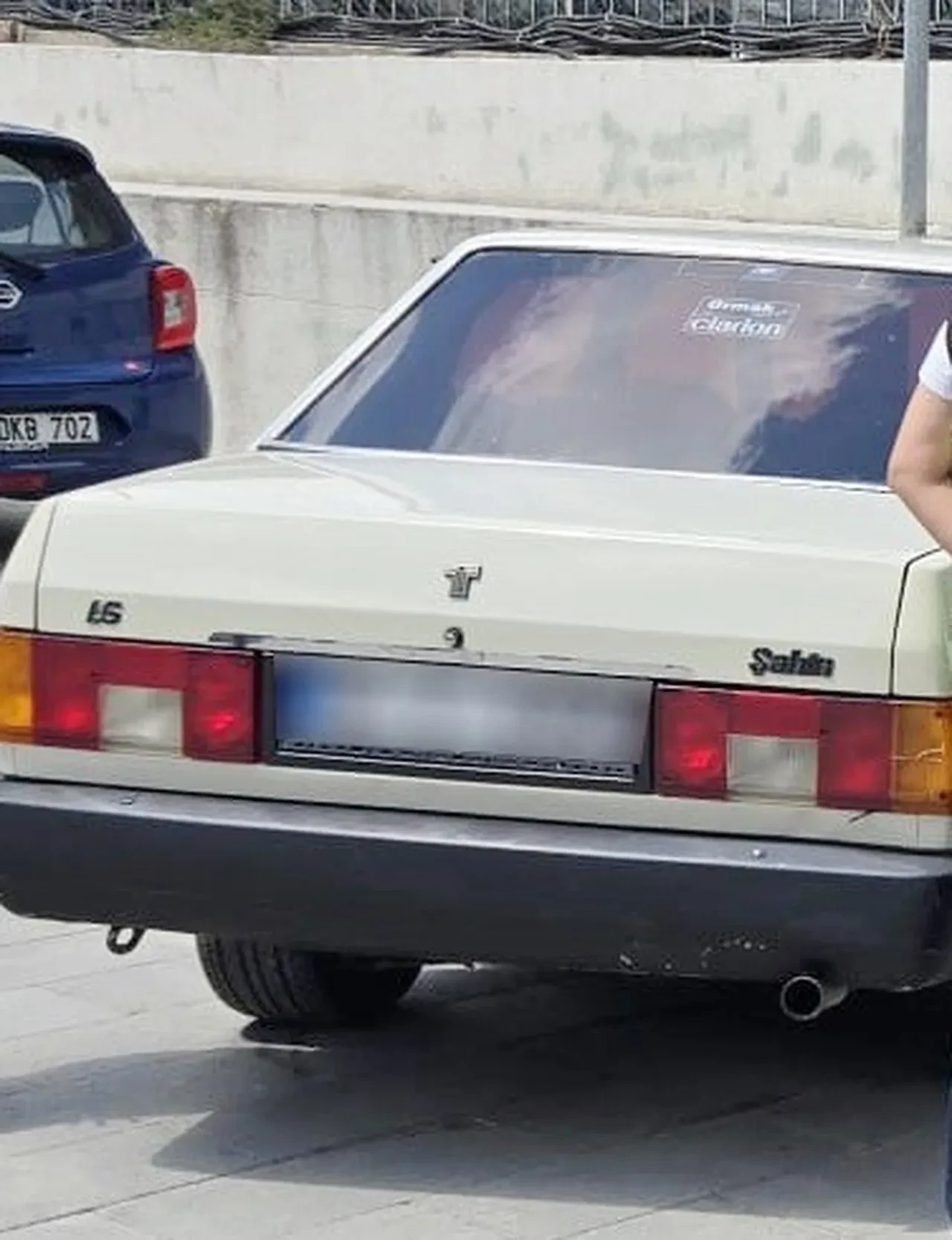 Kadın sürücüyü trafikte kıstırdı, ehliyetinden oldu