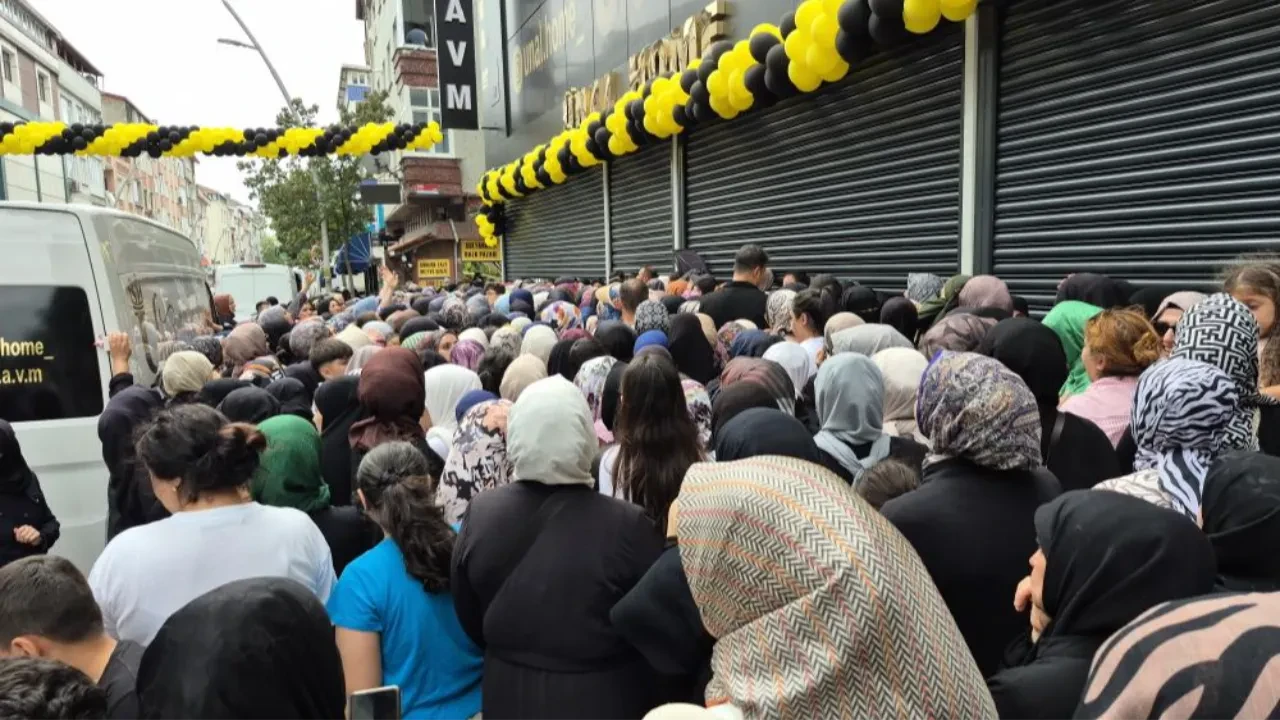 Kepenkleri yumrukladılar! Mağaza açılışında indirim izdihamı