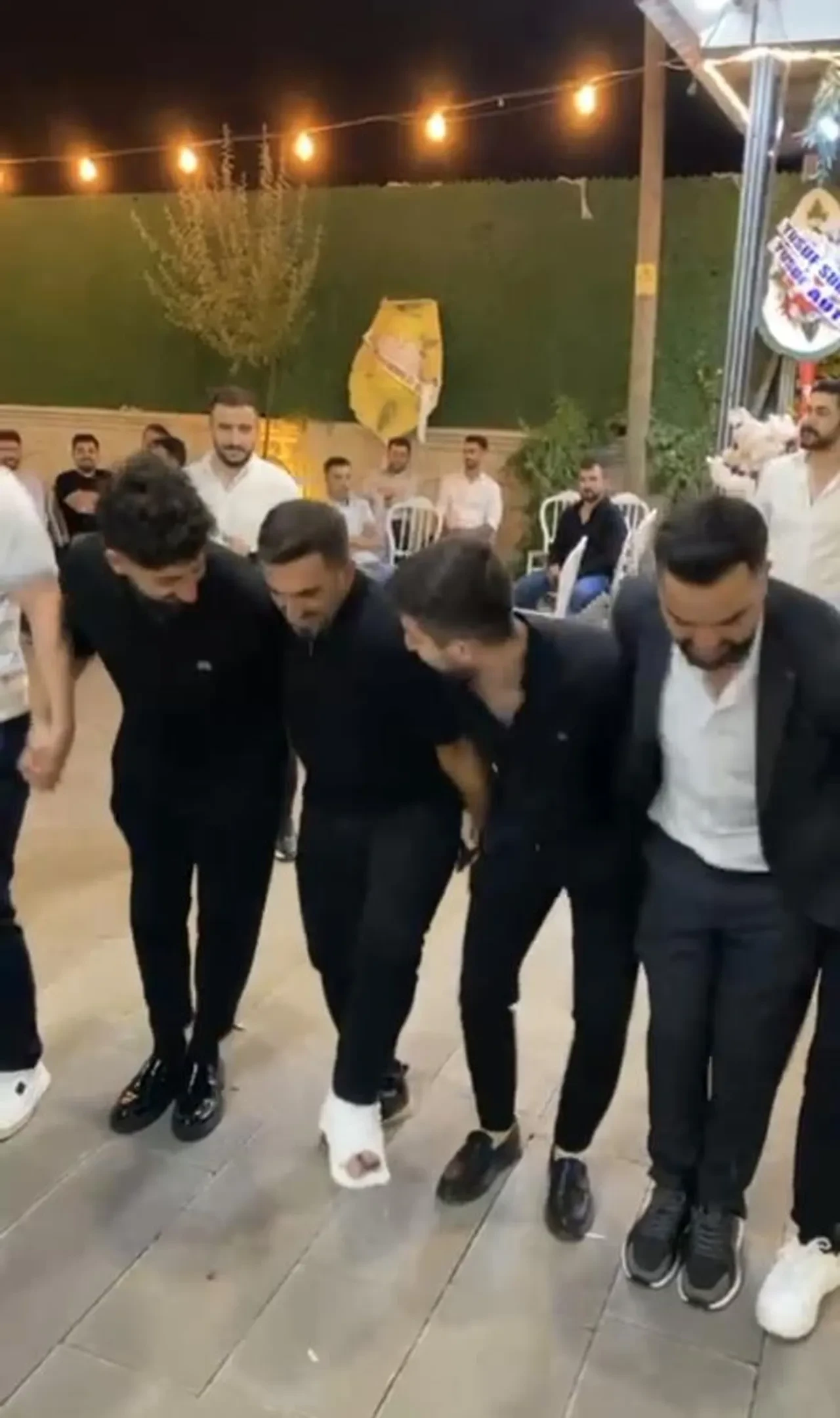 Muş'ta alçılı sağdıçtan unutulmaz halay!