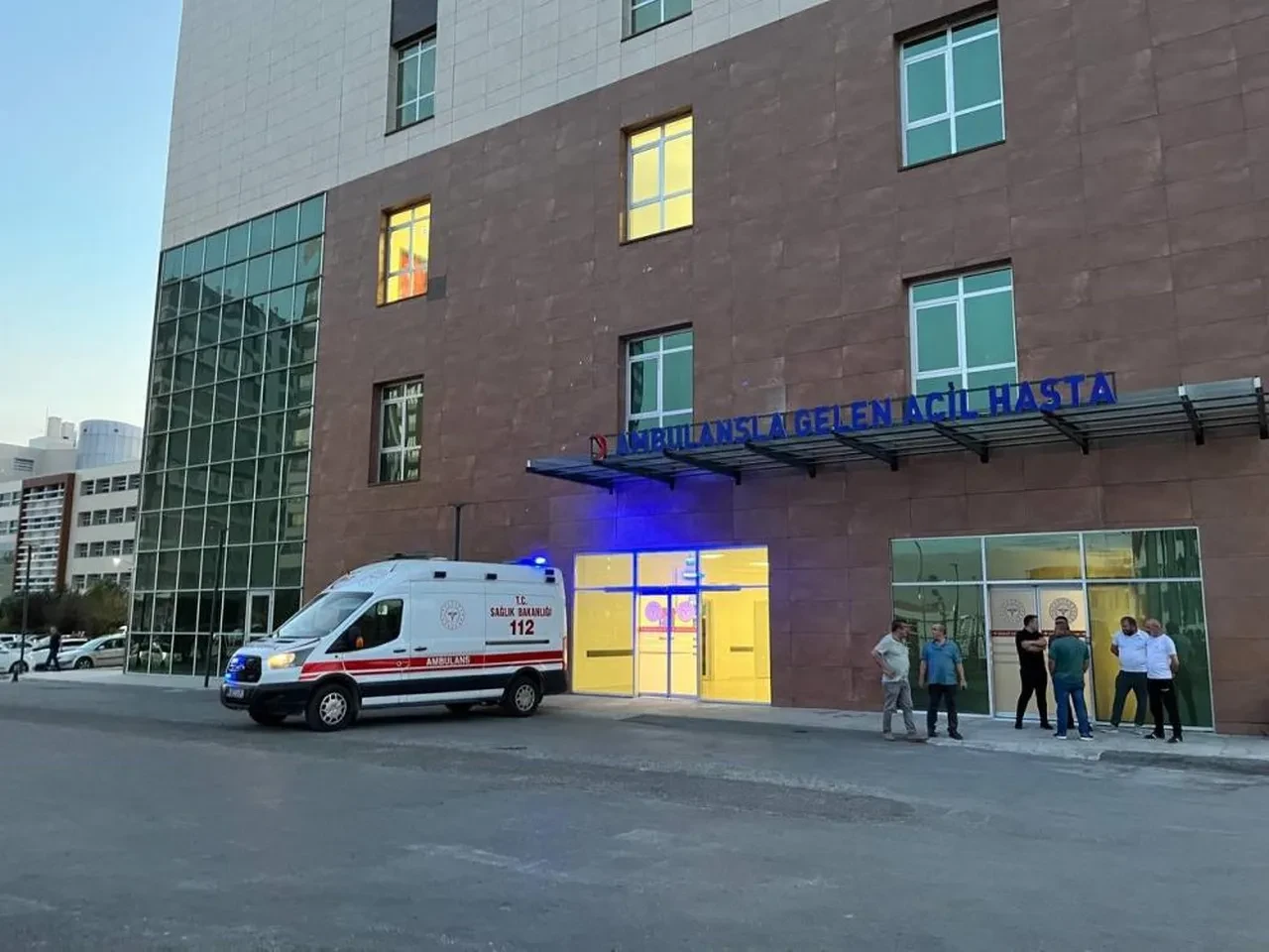 Niğde'de oto galeriye silahlı saldırı! 8 yaşındaki çocuk başından vuruldu