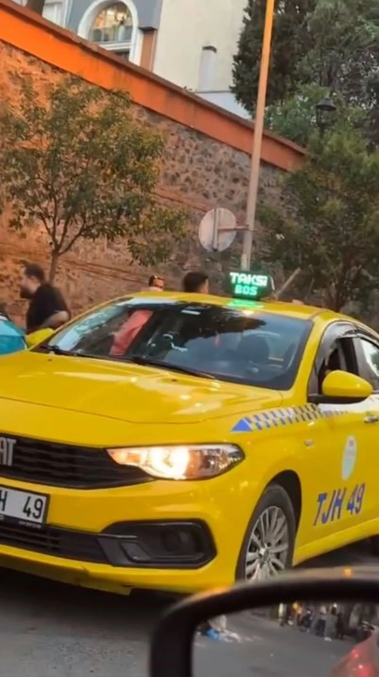 Nişantaşı'nda trafikte dehşet! Kadının üzerine sopayla yürüdü