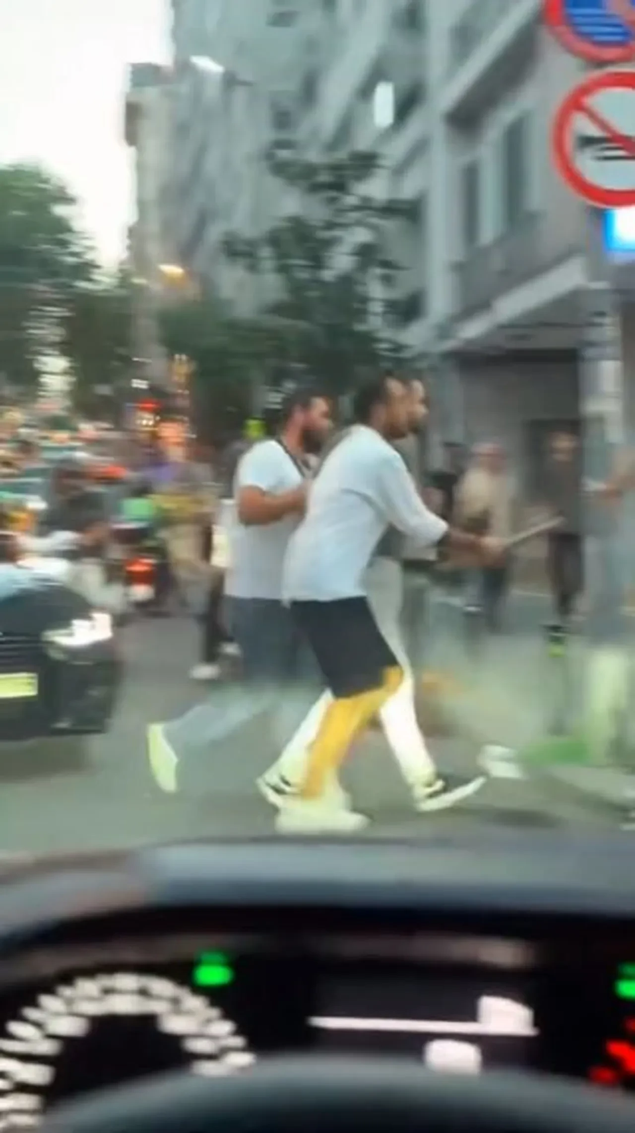 Nişantaşı'nda trafikte dehşet! Kadının üzerine sopayla yürüdü