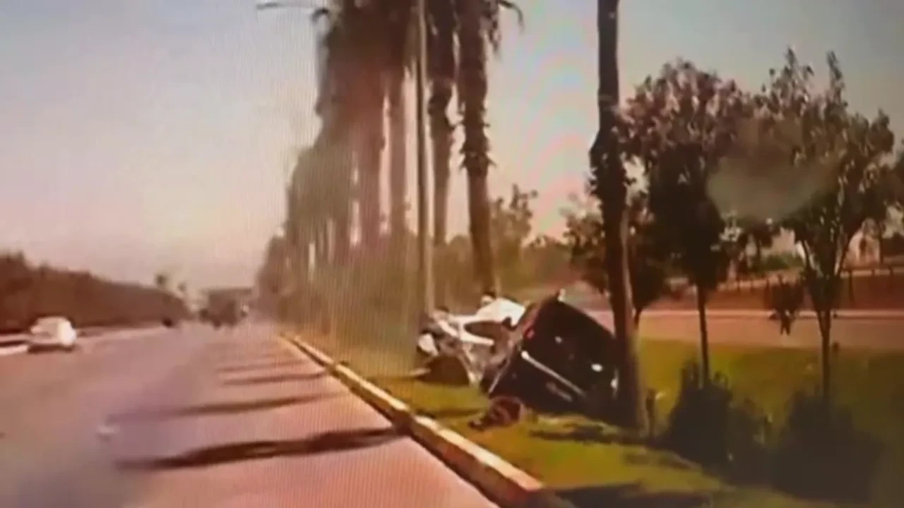 Polislerin olduğu aracı hurdaya çevirdi! 3 araca çarpıp kaçtı