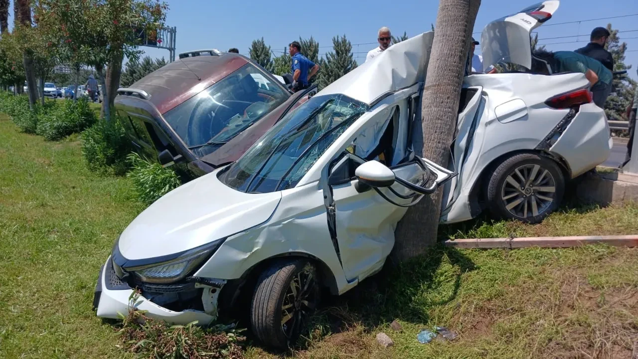 Polislerin olduğu aracı hurdaya çevirdi! 3 araca çarpıp kaçtı