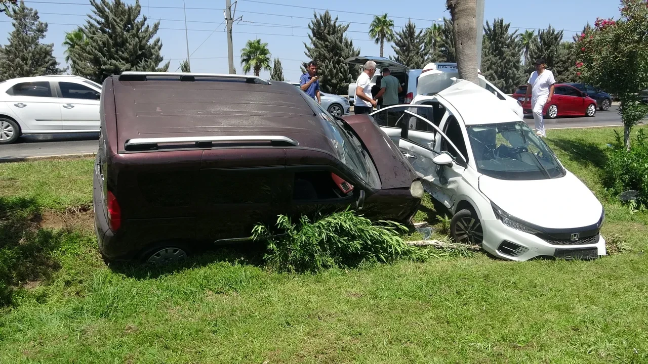 Polislerin olduğu aracı hurdaya çevirdi! 3 araca çarpıp kaçtı