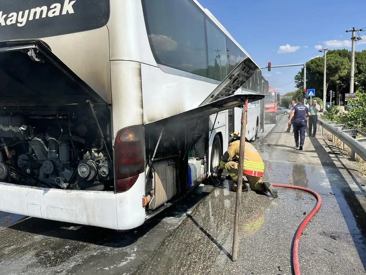 Seyir halindeki yolcu otobüsü yandı; yolcular tahliye edildi