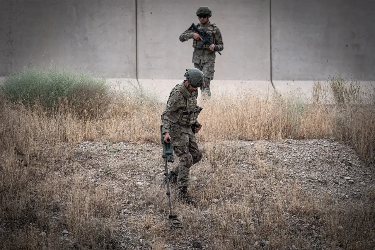 Sınırda vatan nöbeti: Ağrı'da Mehmetçik yasa dışı geçişlere izin vermiyor