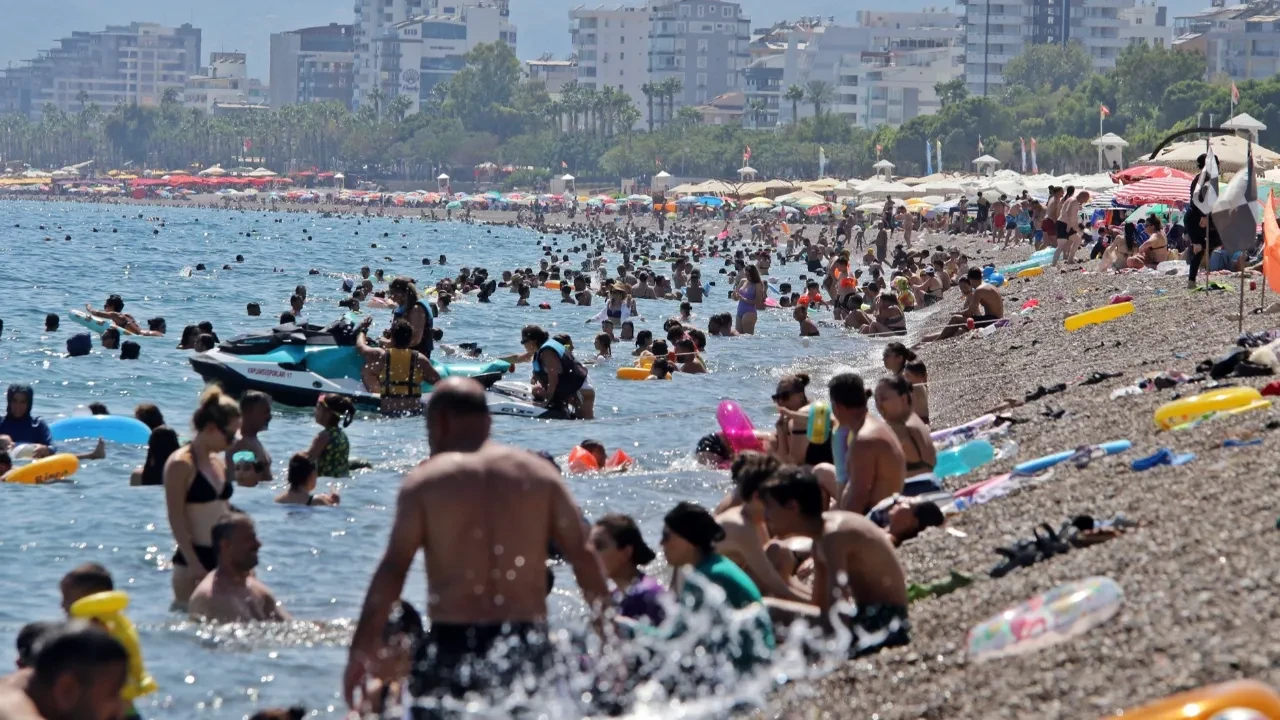 Sokaklar boşaldı denize giren çıkamadı! Su sıcaklığını gören şaşırdı