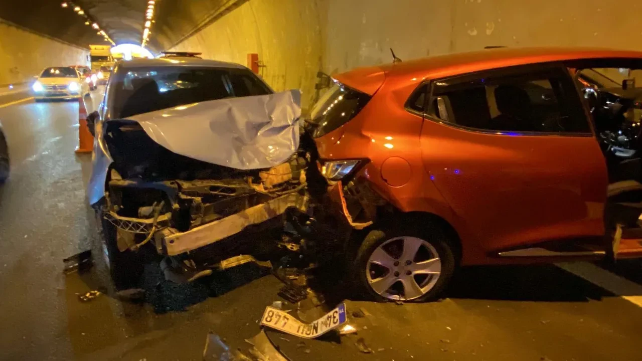 TEM'de 7 araç birbirine girdi! Yaralılar var