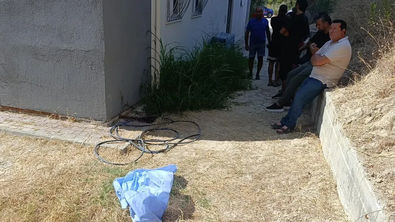 Antalya'da korkunç ölüm! Anahtarını unuttu, eceli hortumdan geldi 