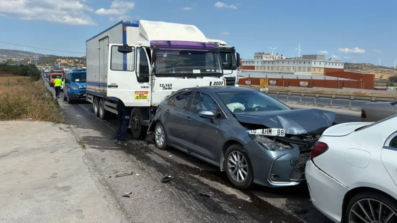 Balıkesir'de feci kaza! 4 araç birbirine girdi