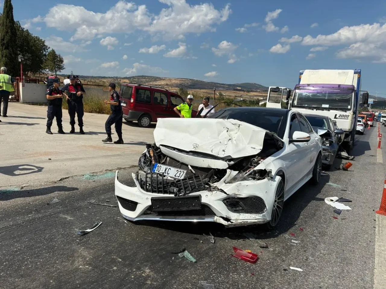 Balıkesir'de feci kaza! 4 araç birbirine girdi