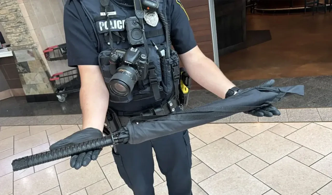 Bir şemsiye AVM'yi birbirine kattı: Bölgeye polis yağdı, insanlar panikle kaçıştı, gerçek sonradan anlaşıldı