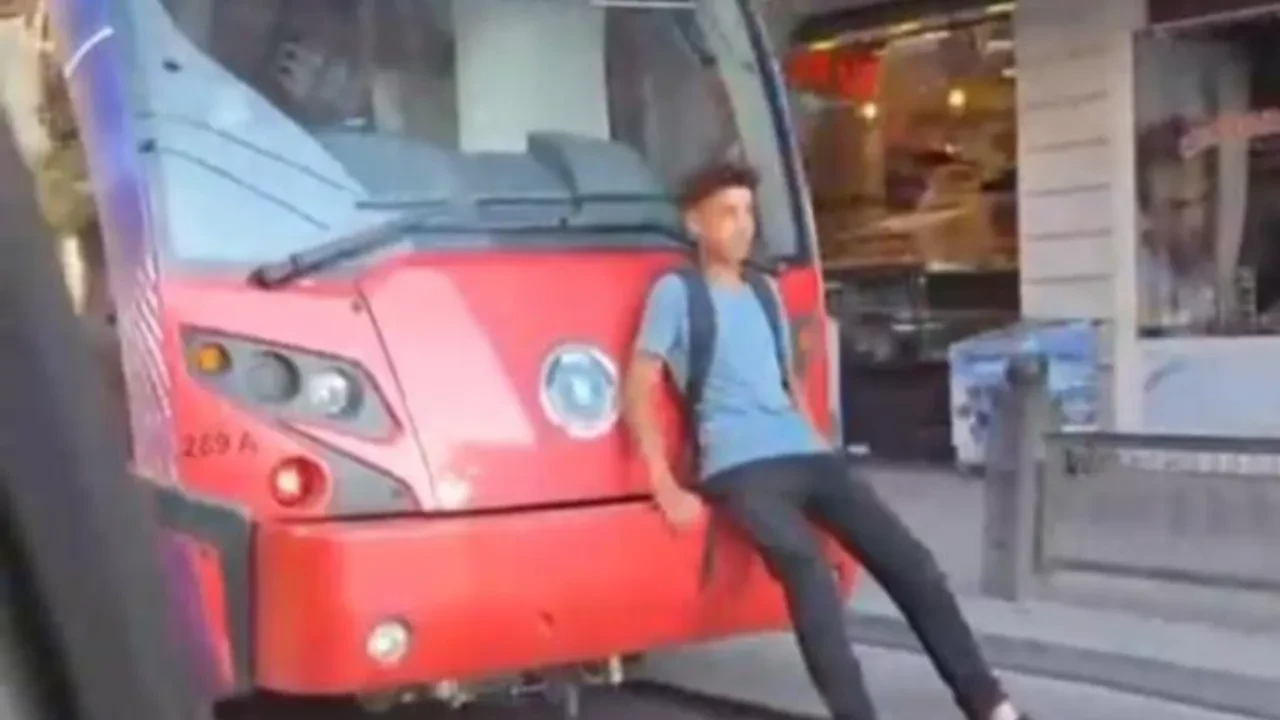 Canlarını hiçe saydılar! Tramvayla tehlikeli oyun