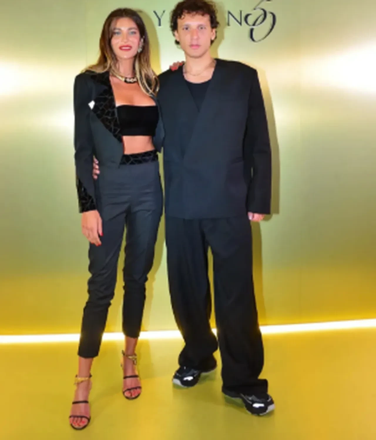 Edis ile Berrak Tüzünataç'ın samimi halleri takipçilerini ikiye böldü