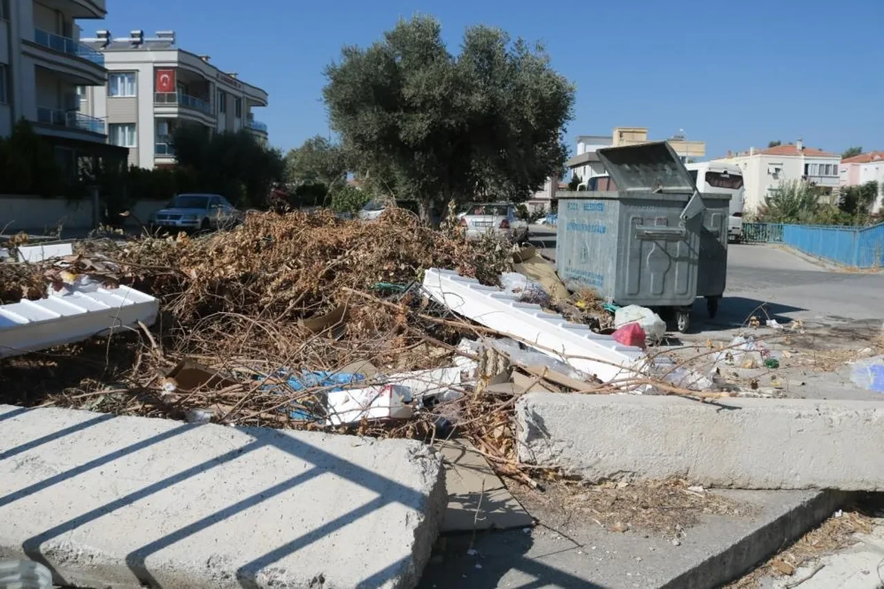 Foça çöp dağlarıyla boğuşuyor! Belediye başkanından tepki çeken ısrar: 'Toplamadım, toplamayacağım'