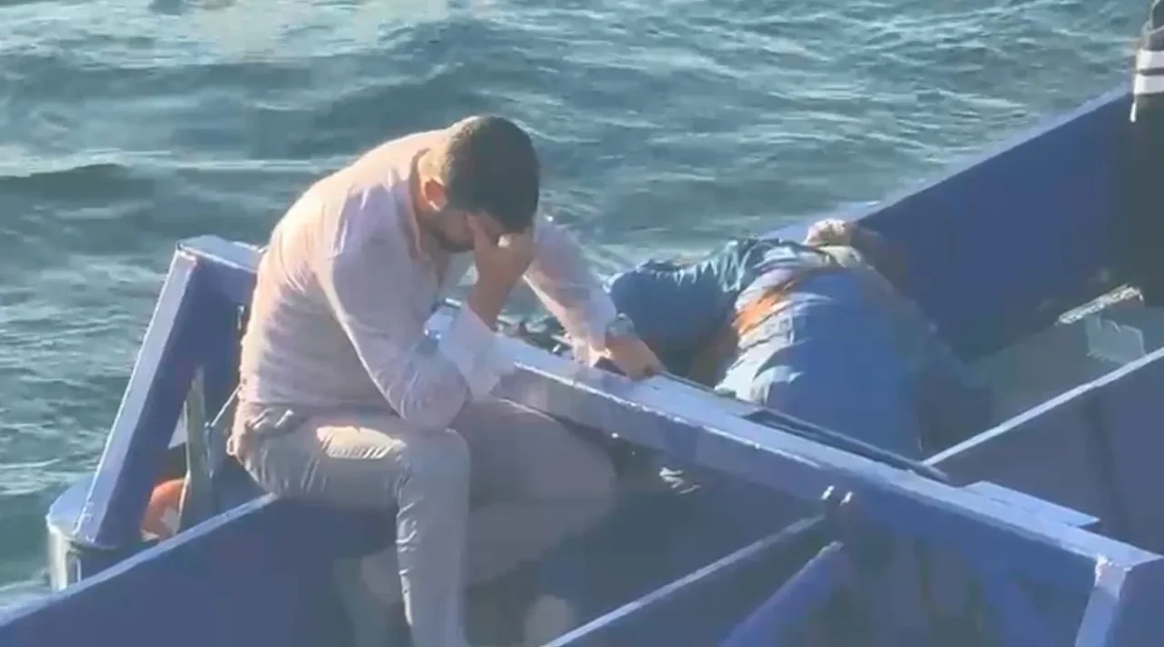 Galata Köprüsü'nde denize düştü! Kadının nefes kesen kurtarılma anı kamerada