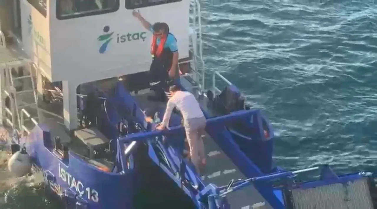 Galata Köprüsü'nde denize düştü! Kadının nefes kesen kurtarılma anı kamerada