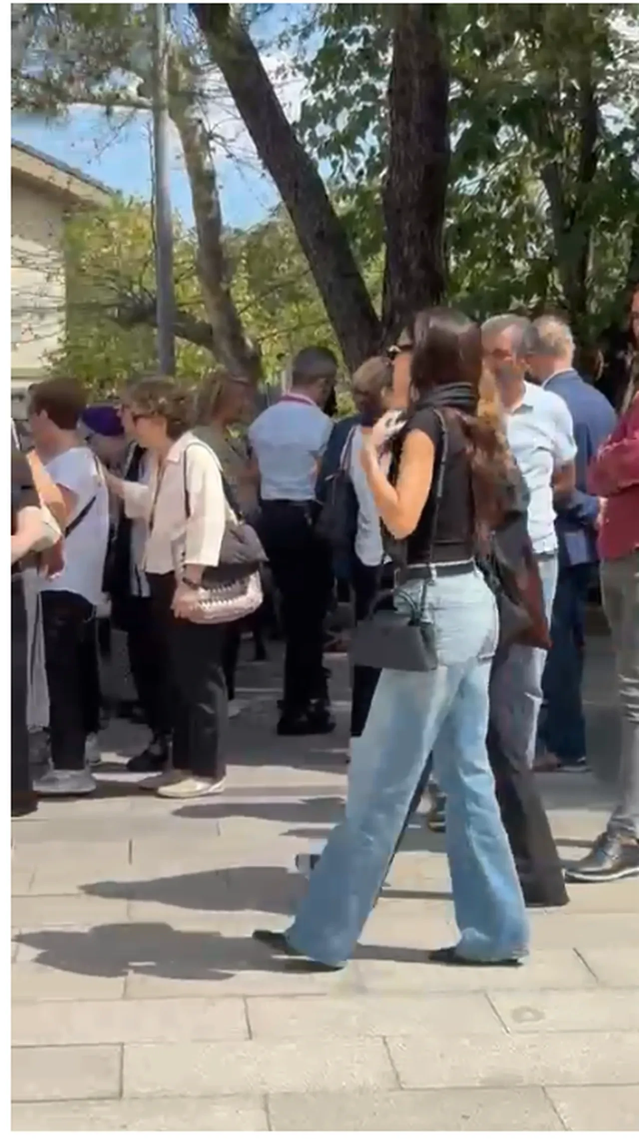 Hande Erçel, annesini kaybeden Nilperi Şahinkaya'yı acı gününde yalnız bırakmadı