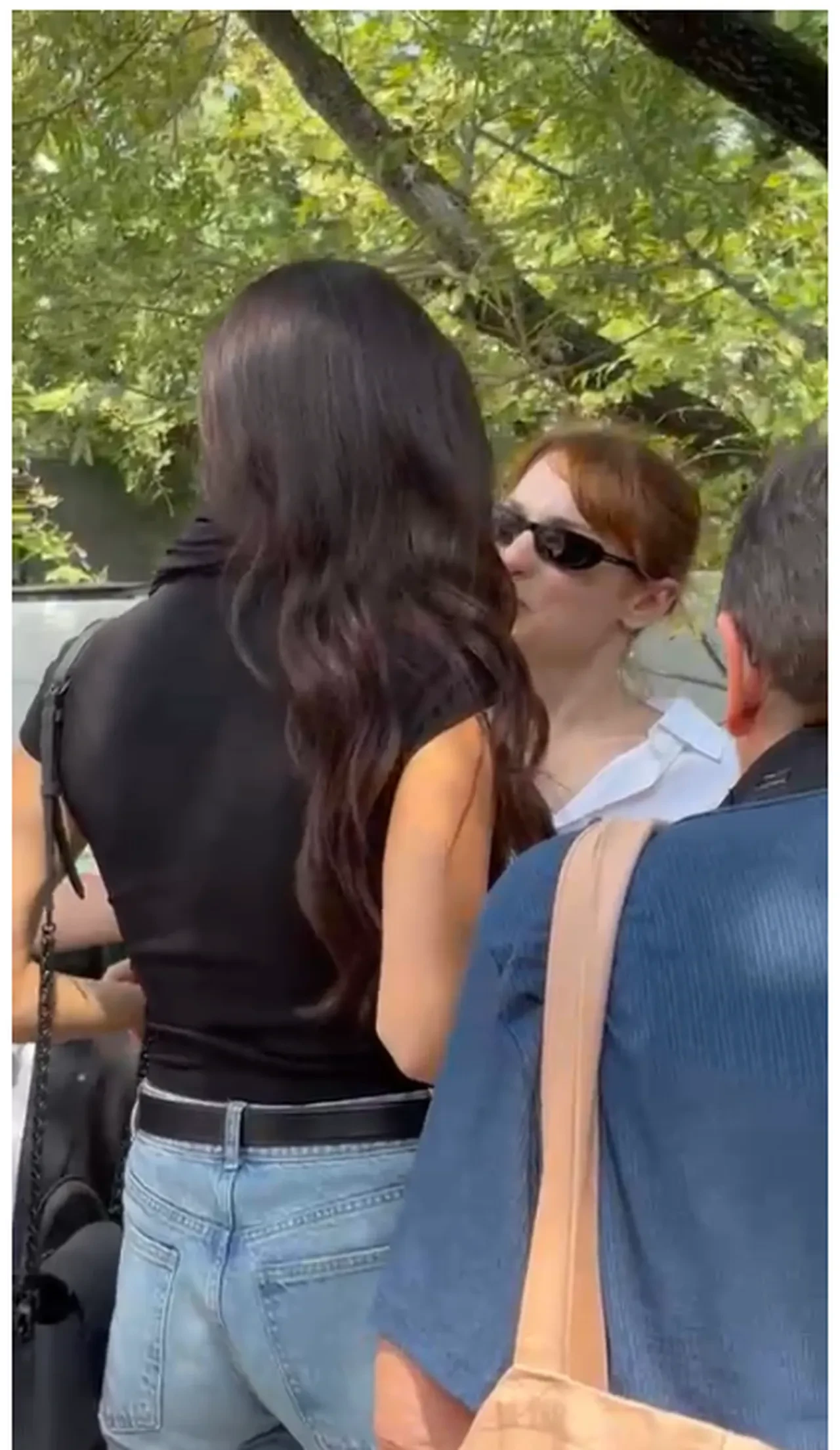 Hande Erçel, annesini kaybeden Nilperi Şahinkaya'yı acı gününde yalnız bırakmadı