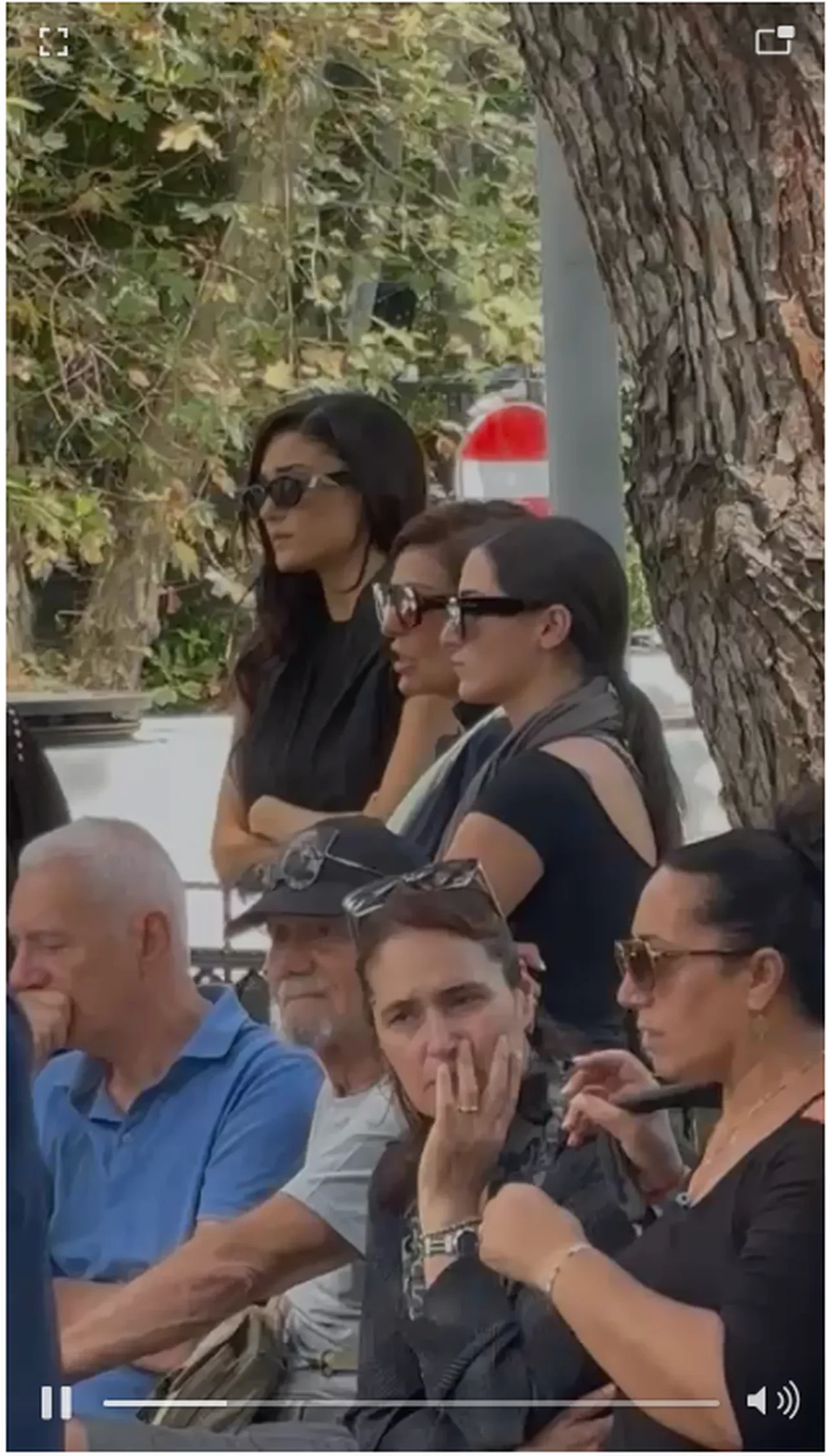 Hande Erçel, annesini kaybeden Nilperi Şahinkaya'yı acı gününde yalnız bırakmadı