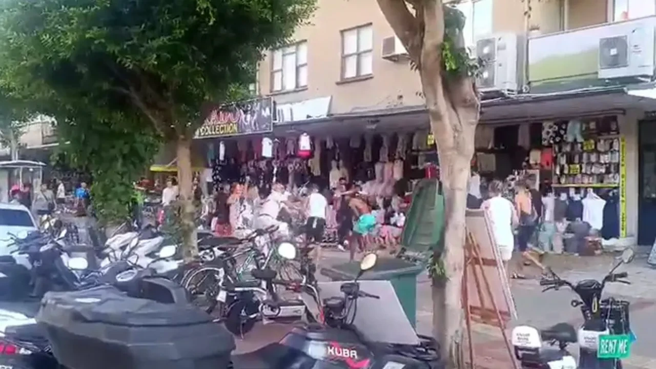 İngiliz turistler ile esnafın korkunç kavgası! Taş ve sopalar havada uçuştu 