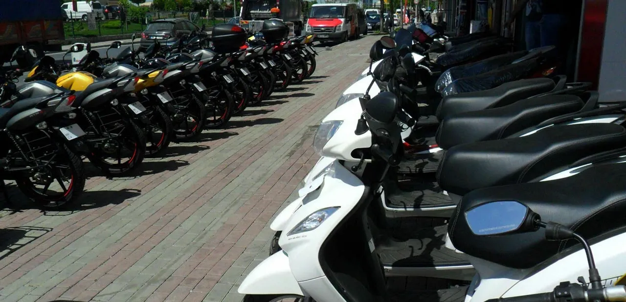 Kaldırıma motor park etmek yasak mı? İstanbul Valiliği genelge yayınladı