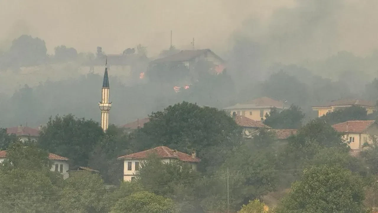 Kastamonu alevlere teslim! Orman yangını yerleşim yerine kadar sıçradı