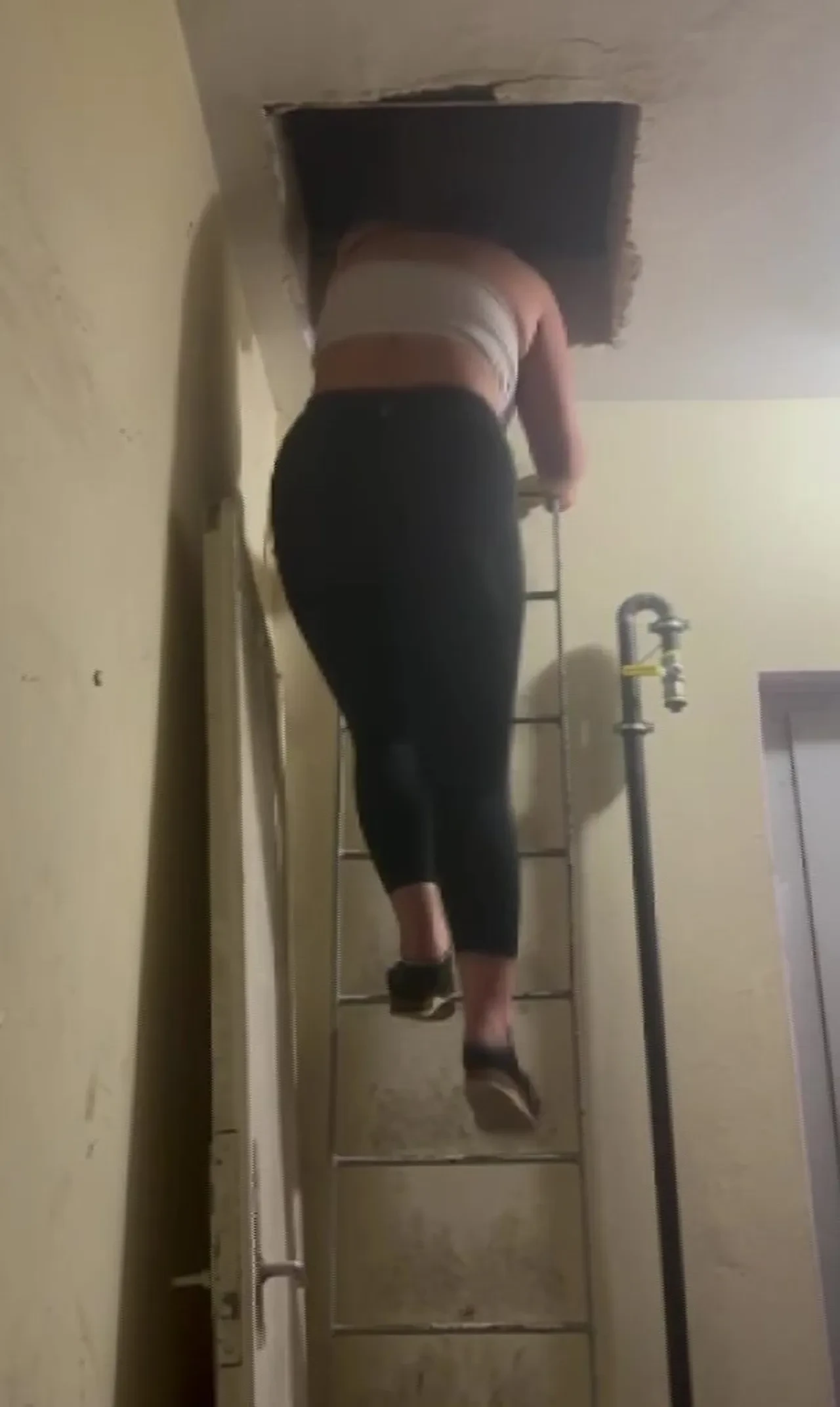 Masaj salonuna fuhuş baskını! Kadınlarla birlikte gizli geçite kaçtı, yakalanınca bakın ne dedi