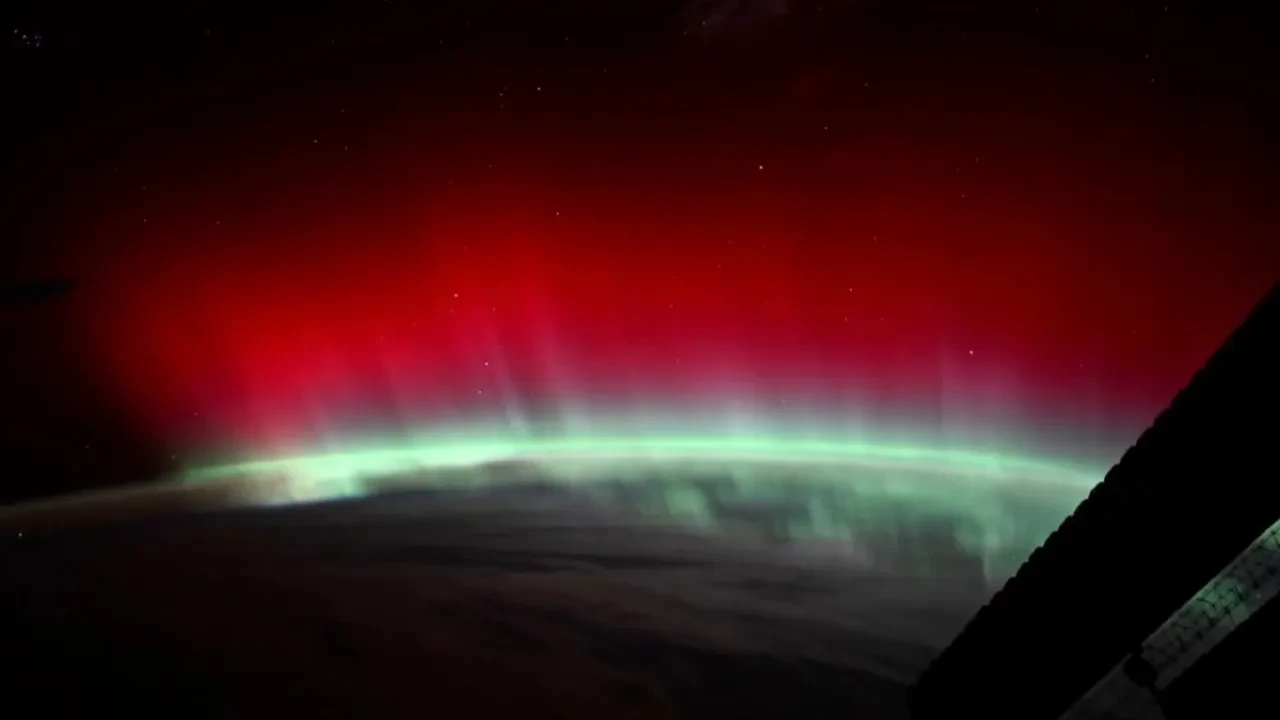NASA astronotu nadir görülen kırmızı kutup ışıklarını görüntüledi