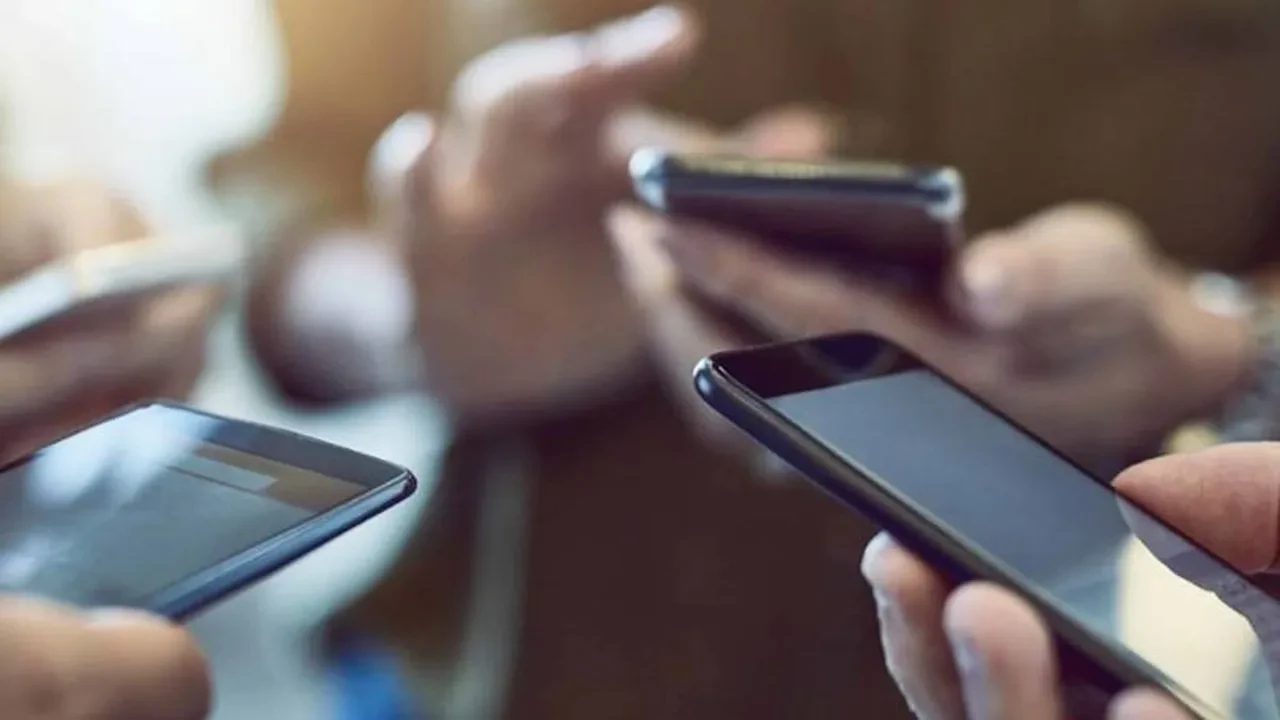 Okullarda cep telefonu yasağı daha da genişletildi: Fransa'da ekrana karşı radikal önlemler